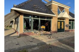 Auto rijdt restaurant binnen in Zwaag
