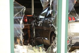 Auto rijdt restaurant binnen in Zwaag