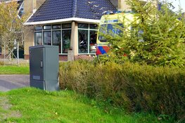 Auto rijdt restaurant binnen in Zwaag