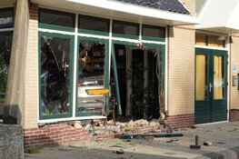 Auto rijdt restaurant binnen in Zwaag