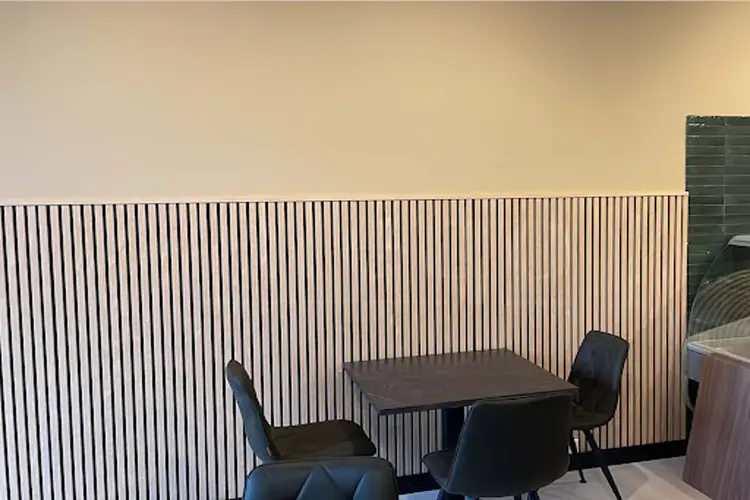 Akoestische houten wandpanelen in horeca-interieurs: sfeer en klantbeleving verbeteren