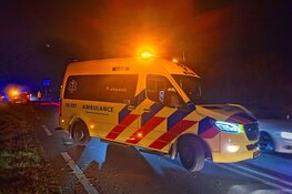 Auto op zijn kant bij eenzijdig ongeval Spierdijk