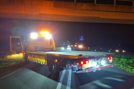 Auto op zijn kant bij eenzijdig ongeval Spierdijk