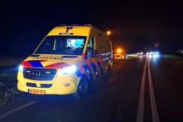 Auto op zijn kant bij eenzijdig ongeval Spierdijk