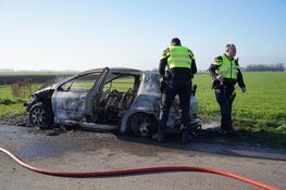 Zwaargewonde bij autobrand op Vereweg in Medemblik