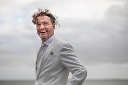 Hoornse zanger Carel Brouwers keert terug in Schouwburg Het Park met 'CYGNUS'