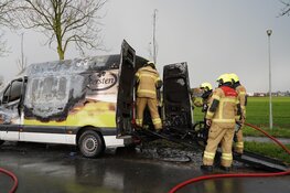 Bestelbus in brand op Houterweg in Hoogkarspel