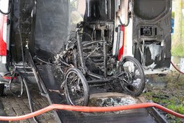 Bestelbus in brand op Houterweg in Hoogkarspel