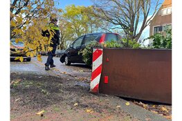 Automobiliste klapt op plantenbak na uitwijken in Enkhuizen