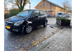 Automobiliste klapt op plantenbak na uitwijken in Enkhuizen