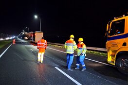 Aanhanger omgewaaid op A7 bij Oudendijk