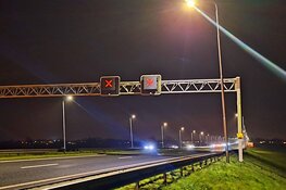 Aanhanger omgewaaid op A7 bij Oudendijk
