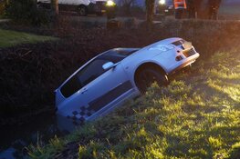 Auto te water gereden in Hem