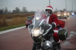 Honderd kerstmannen- en vrouwen op de motor voor Santa Máxima
