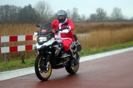 Honderd kerstmannen- en vrouwen op de motor voor Santa Máxima