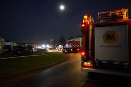 Brand in autogaragebedrijf naast vuurwerkopslag in Zwaag