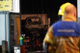 Brand in autogaragebedrijf naast vuurwerkopslag in Zwaag