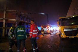 Uitslaande brand bij autodemontagebedrijf in Blokker: meerdere voertuigen uitgebrand