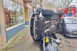 Auto crasht in Johannes Poststraat in Hoorn