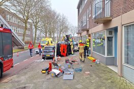 Auto crasht in Johannes Poststraat in Hoorn