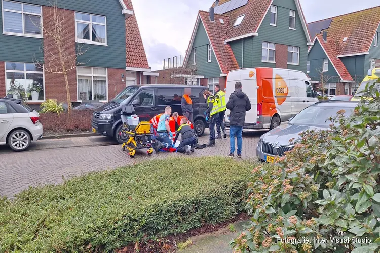 Vrouw ernstig gewond na aanrijding met pakketbezorger in Midwoud