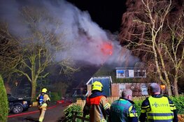 Schoorsteenbrand breidt zich uit en verwoest stolpboerderij in Twisk