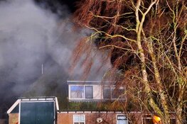 Schoorsteenbrand breidt zich uit en verwoest stolpboerderij in Twisk