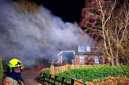 Schoorsteenbrand breidt zich uit en verwoest stolpboerderij in Twisk