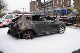 Auto door brand verwoest aan Palissade in Hoorn