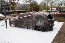 Auto door brand verwoest aan Palissade in Hoorn