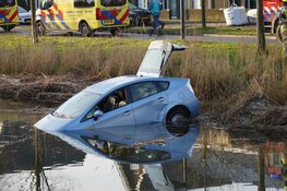 Auto te water na botsing in Zwaag