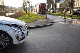 Auto te water na botsing in Zwaag