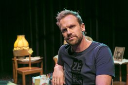 Timzingt zingt en speelt over rijkdom en armoede