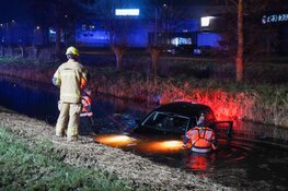 Verlaten auto in ijskoude sloot in Enkhuizen aangetroffen