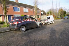 Bestelbus en auto in brand in Abbekerk