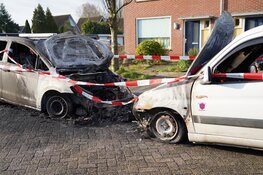 Bestelbus en auto in brand in Abbekerk