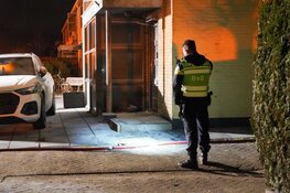 Explosie bij woning in Andijk, politie doet onderzoek