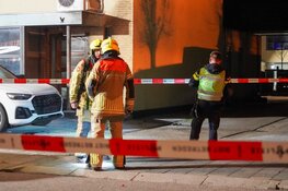 Explosie bij woning in Andijk, politie doet onderzoek