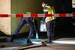 Explosie bij woning in Andijk, politie doet onderzoek