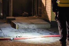 Explosie bij woning in Andijk, politie doet onderzoek