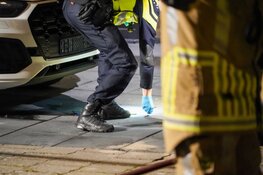 Explosie bij woning in Andijk, politie doet onderzoek