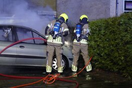 Twee voertuigen beschadigd door brand in Bovenkarspel