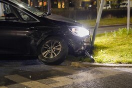 Botsing met veel schade op Paaldijk in Zwaag