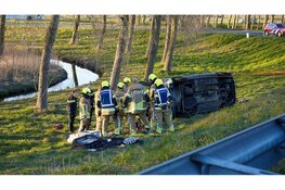 Auto over de kop bij oprit A7 bij Berkhout