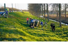 Auto over de kop bij oprit A7 bij Berkhout