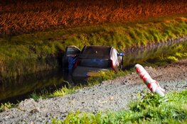 Auto te water langs Poelweg in Medemblik