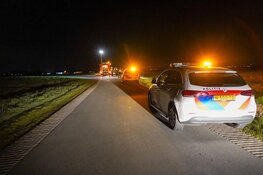 Auto te water langs Poelweg in Medemblik