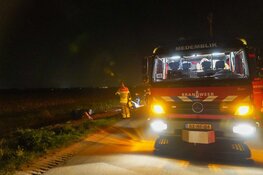 Auto te water langs Poelweg in Medemblik