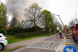 Grote brand in rietgedekte stolpboerderij Midwoud