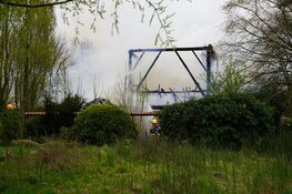 Grote brand in rietgedekte stolpboerderij Midwoud